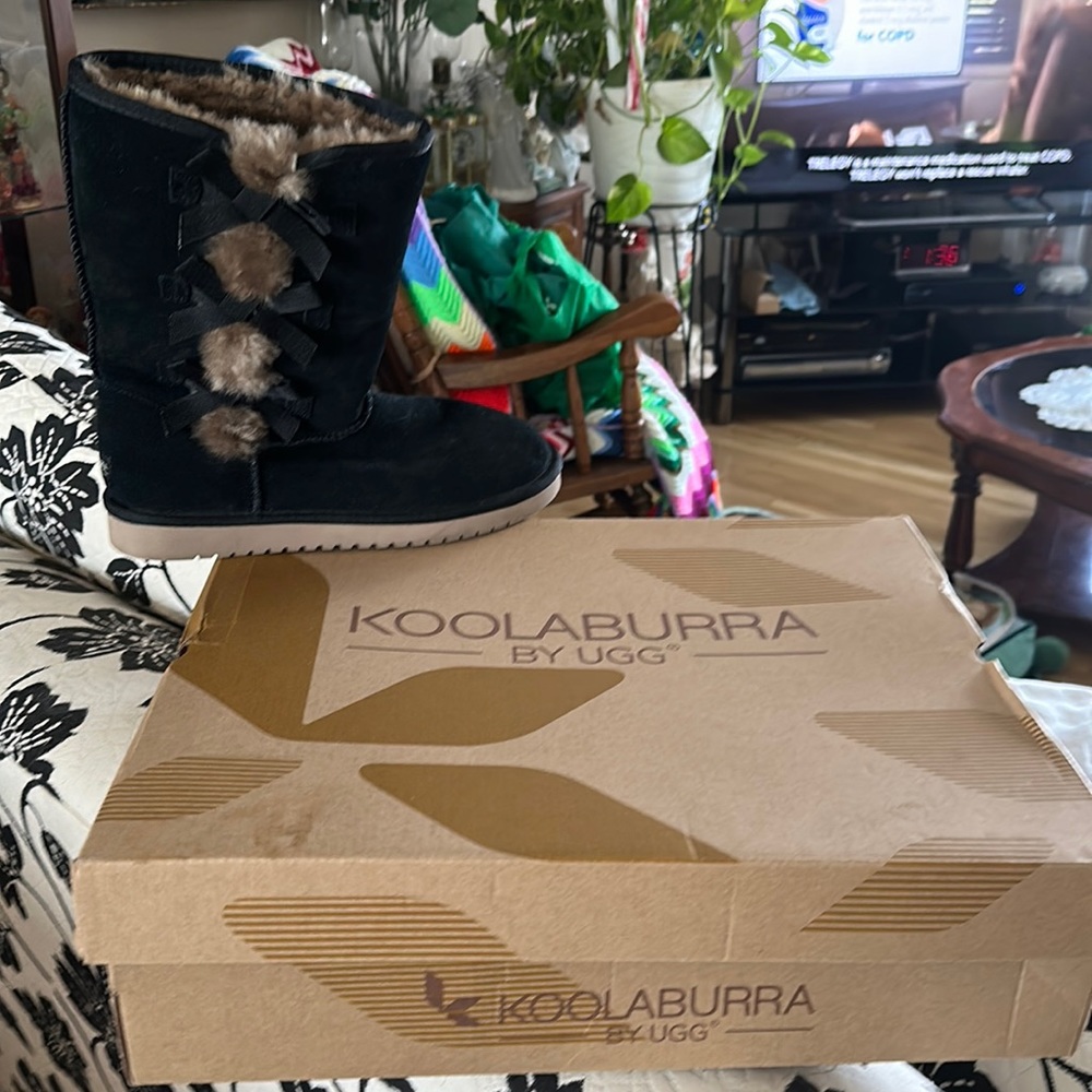 Koolaburra Ugg boots size 10. Wore once was a gift for mom who doesn’t like them